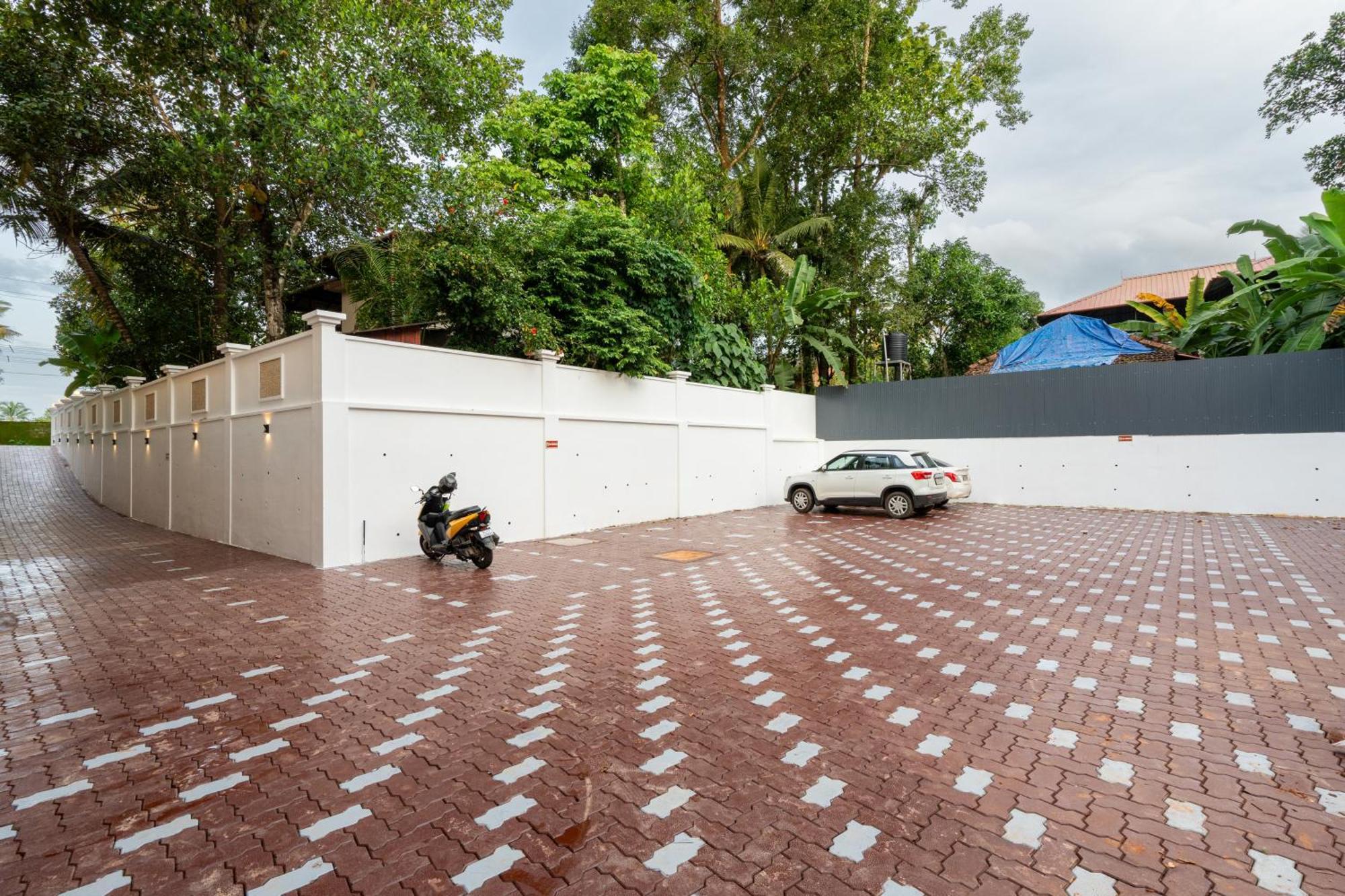 Cochin Airport Hotel Kochi Exterior photo
